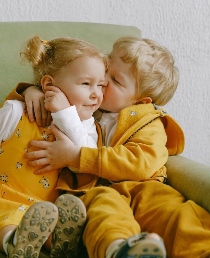 Children hugging on New Year’s Eve in matching yellow outfits, creating a joyful and playful scene.