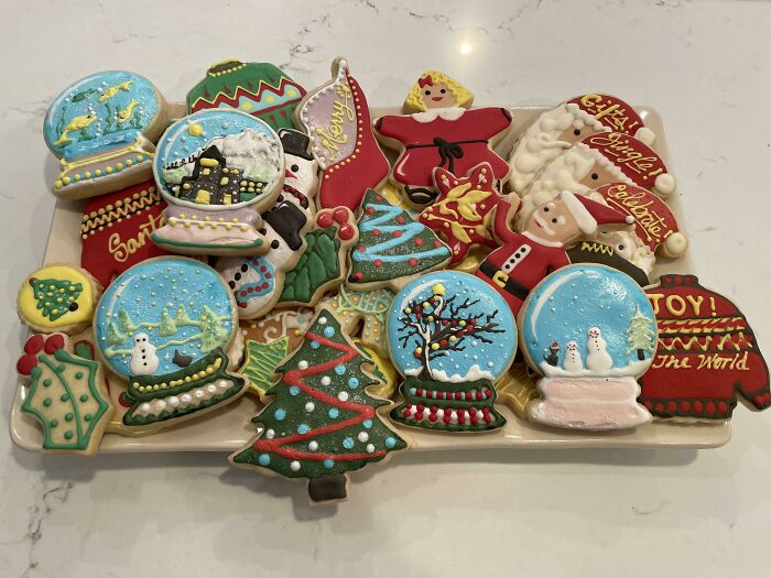 My Mom Always Makes Christmas Cookies That Are (Almost!) Too Pretty To Eat