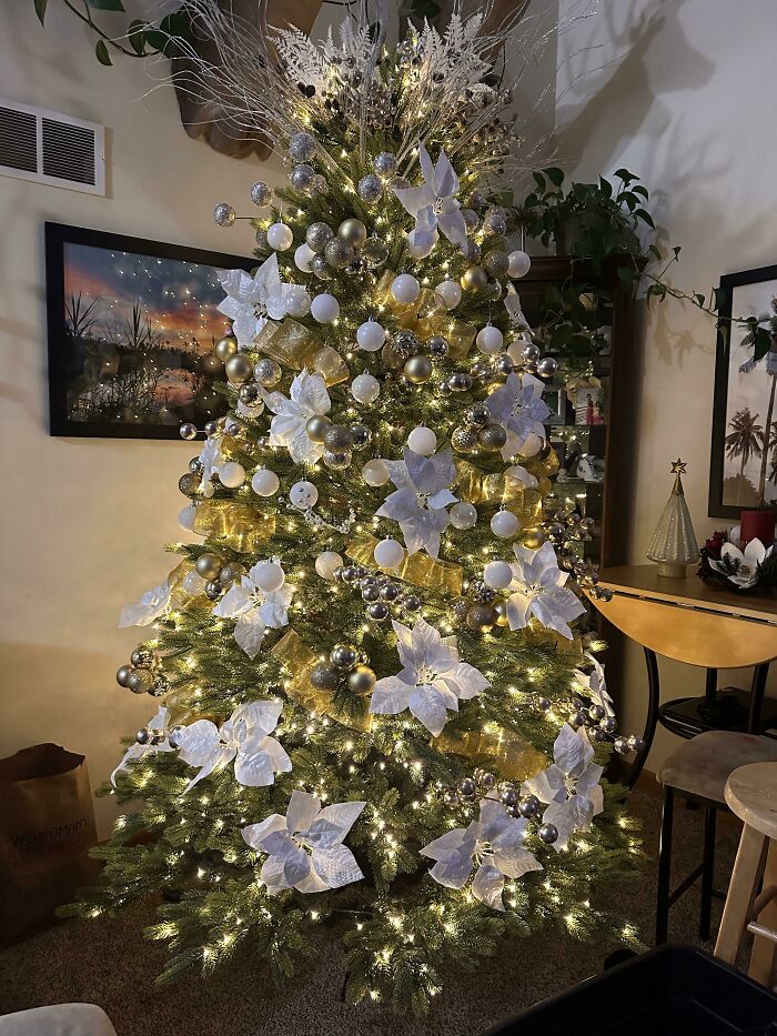 My Mom’s A Beast When It Comes To Tree Decoration