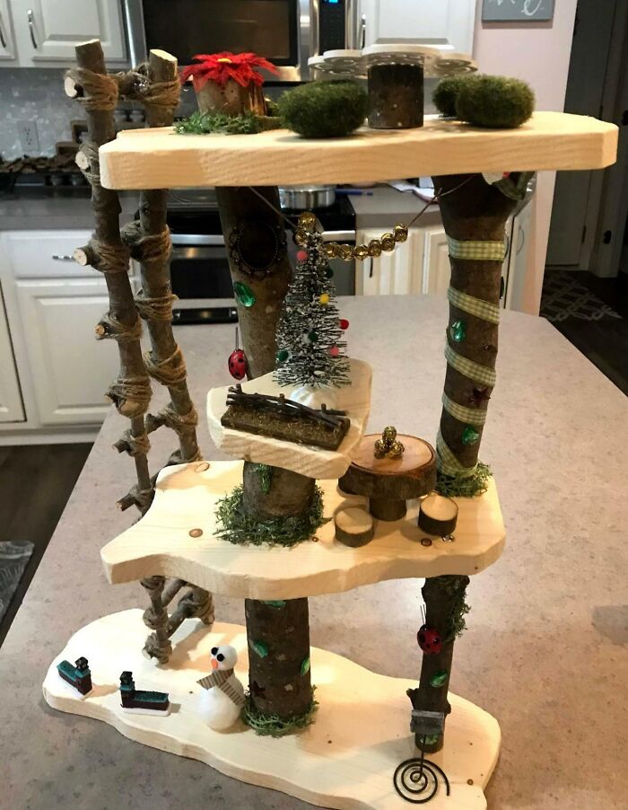  Sé que no es mucho en comparación con otros, pero me enorgullece. Hice esto para la hija de un amigo para Navidad con madera reutilizada 