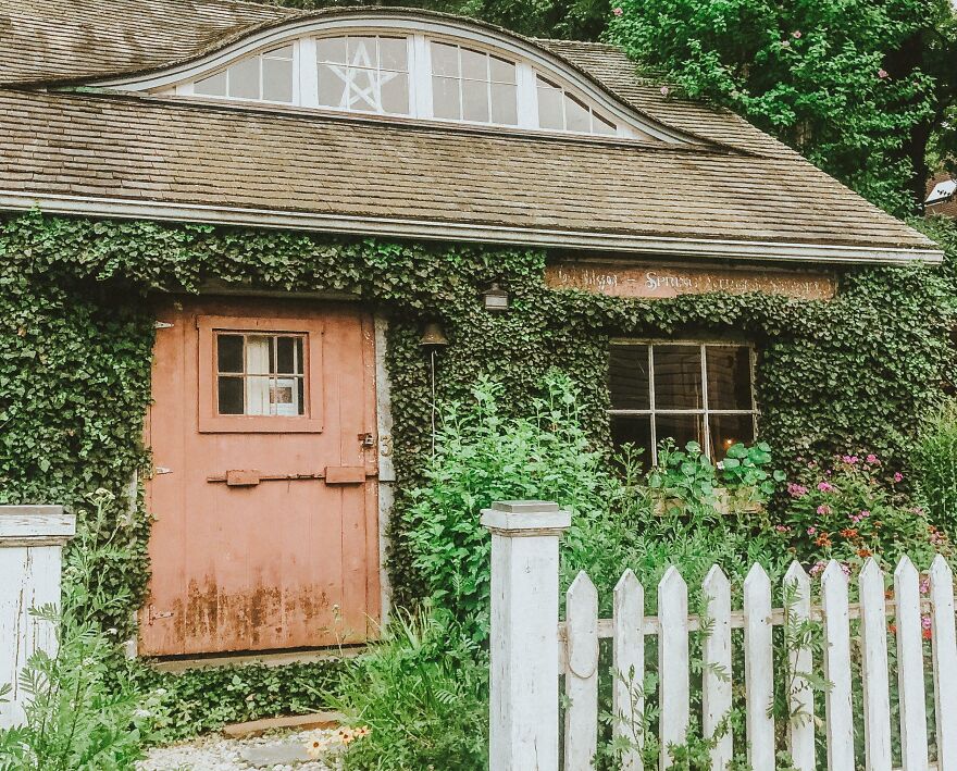 A Perfect Little Structure I Walked Past