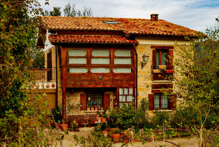 Was Cycling Throught The Countryside And Found This Cool Cottage