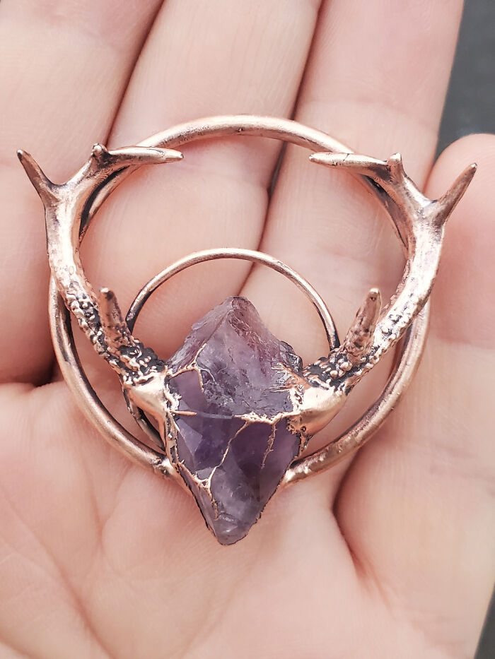 Cráneo de ciervo amatista