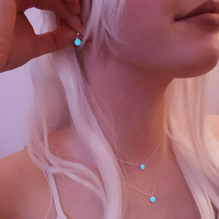 Plata de Ley Maciza con resina y pigmento incandescente para que las piezas se carguen de forma natural absorbiendo la luz para emitirla. Hecho por mí