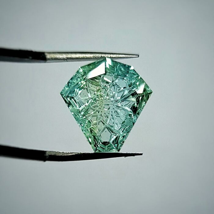 He facetado y tallado este trozo de vidrio romano para una futura pieza de joyería, es del 50 a.C. aproximadamente