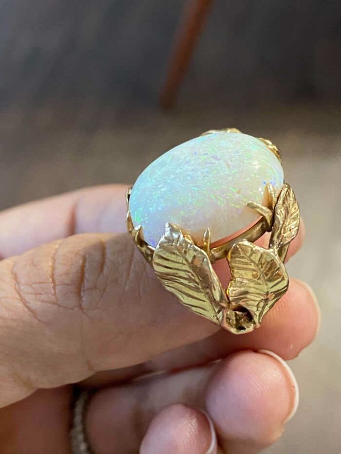 Anillo de ópalo que me regaló mi suegra. Era el anillo de su madre. ¡Es absolutamente hermoso!