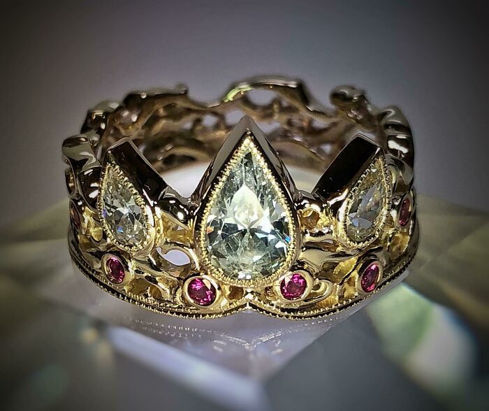 Quería compartir el anillo que diseñé y encargué para mi 21 cumpleaños. Me encantan las películas de Disney y me inspiré en la corona de Rapunzel en la película Enredados