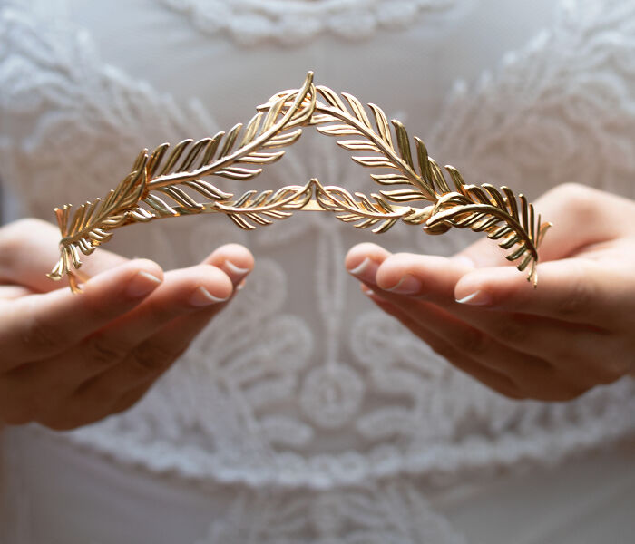 He hecho esta nueva corona de novia, ¿qué es mejor? ¿plateada o dorada?