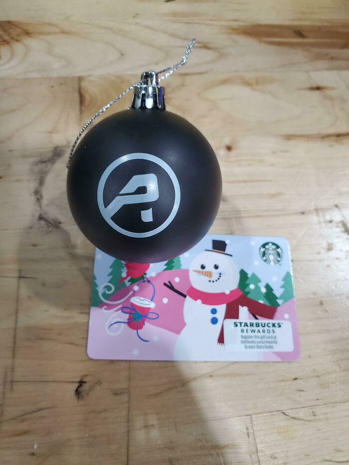 La empresa para la que trabajo canceló nuestros bonos y aumentos anuales y en su lugar nos dieron unas tarjetas de regalo de 5 dólares para Starbucks y un adorno 