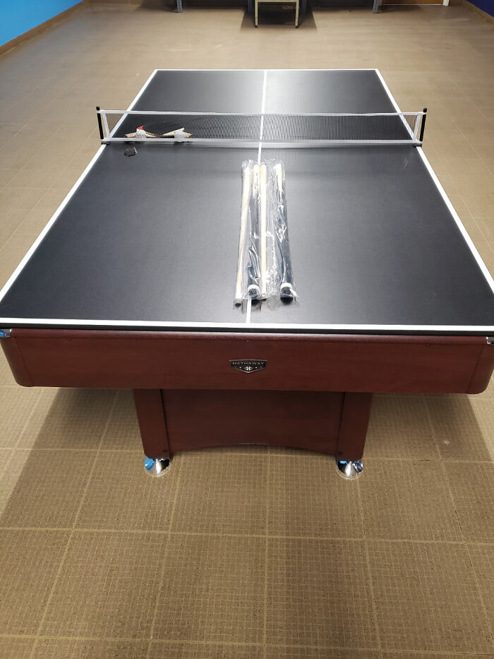 En lugar de darnos un bono de Navidad muy necesario, nos dieron una mesa de billar/ping pong. Ni siquiera tenemos tiempo en el descanso o en el almuerzo como para jugar. La empresa obtuvo una ganancia de unos 45.000 millones el año pasado