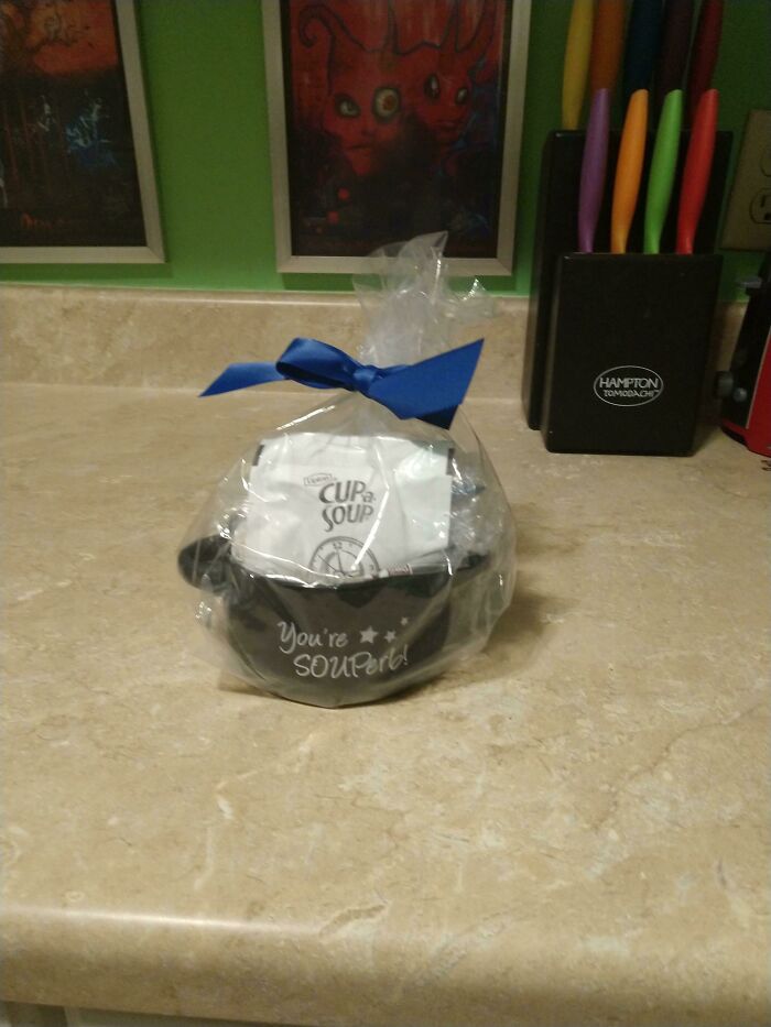 Mi bono de Navidad. Sí, es un paquete de sopa Lipton. Pero viene con una taza, así que, ya saben, todo bien 