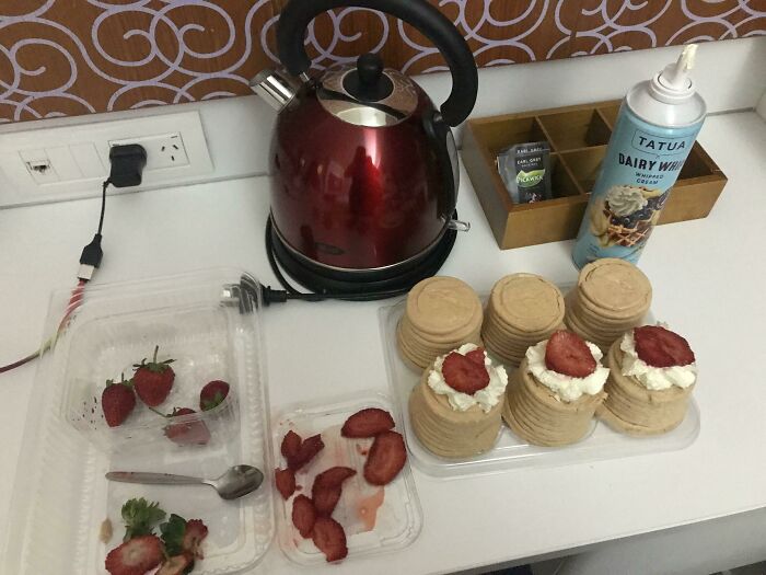 Mum Kicked Me Out Of The House This Week And Cancelled Christmas. Here’s My Own Christmas Pavlova After Lamb Shanks At The Hotel I’m Staying