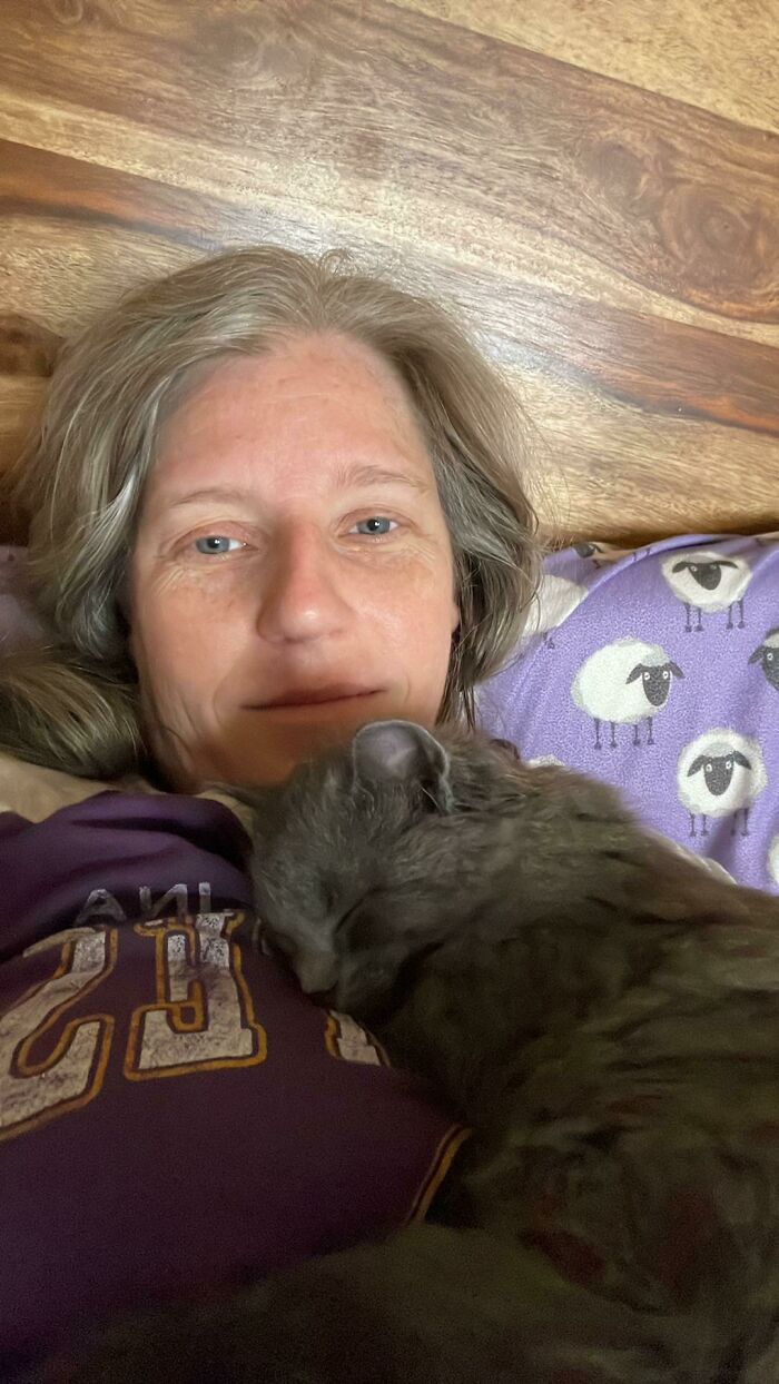 ¡¡Chicos!! ¡Este es Smokey! ¡Lo adoptamos ayer y lo quiero mucho!