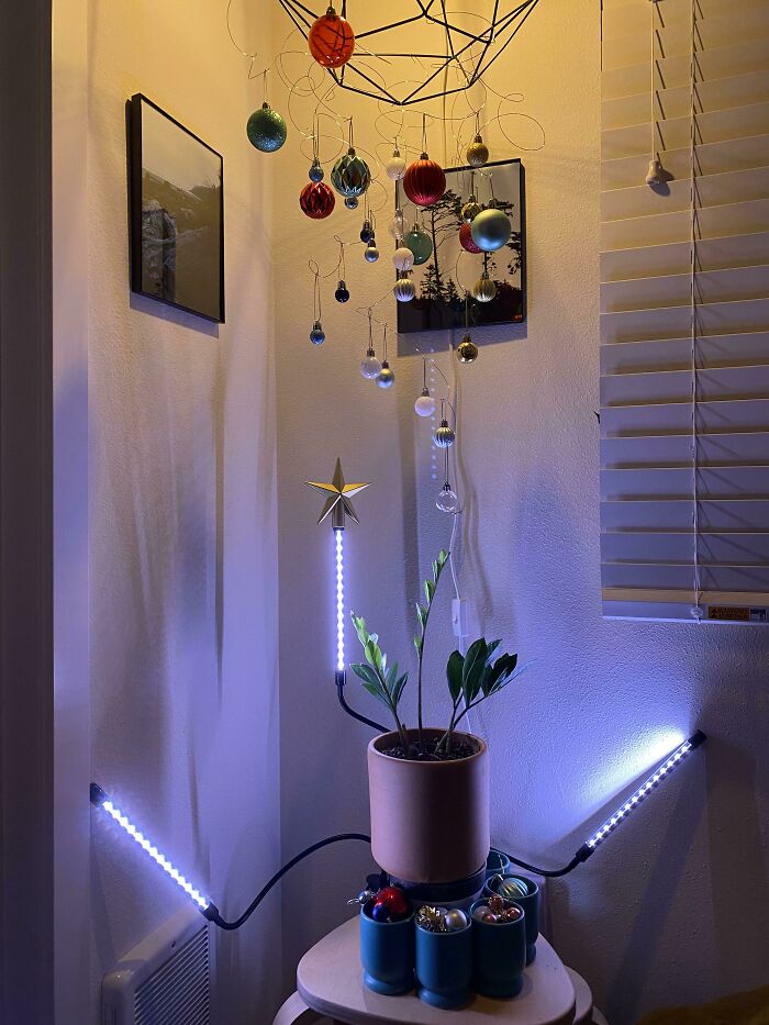 I Live In A 180sq Ft Micro-Studio, So I Decided To Get Creative With My Christmas “Tree” This Year