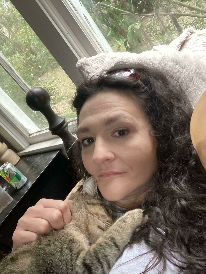 Mi gatito rescatado está muy agradecido