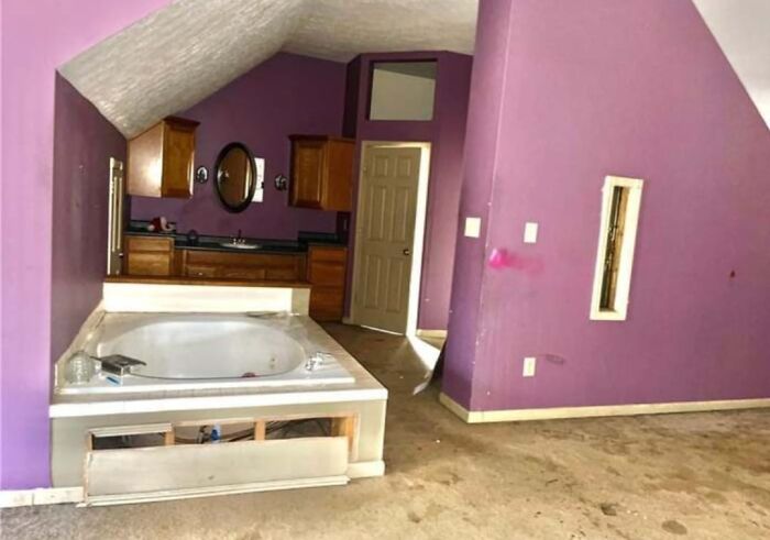 Nothing Screams Bathtub Sexy Time Louder Than This! And There's Carpet On The Floor!