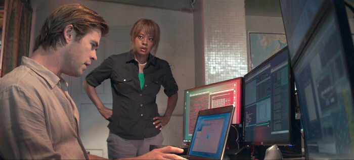 Chris Hemsworth in movie Blackhat computer