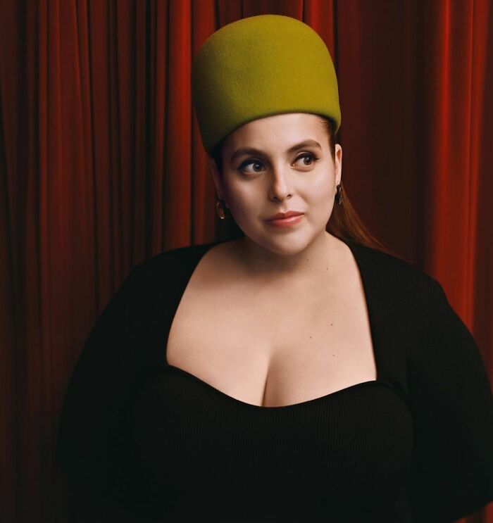 Beanie Feldstein (29)