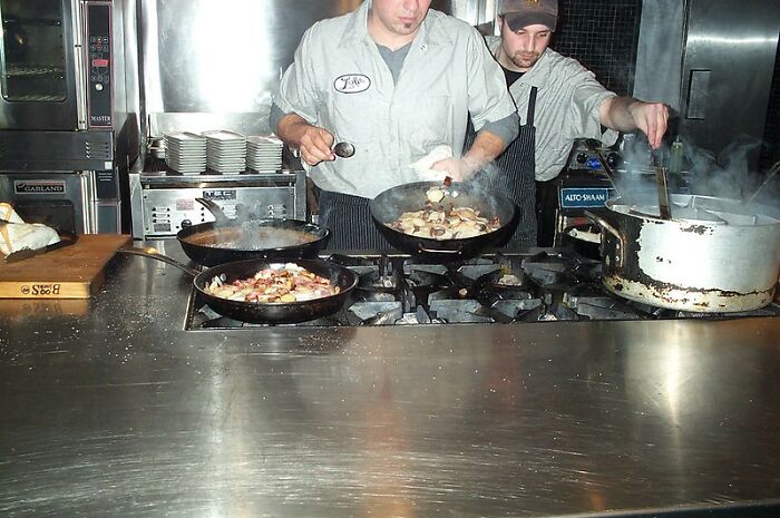 30 Restaurant Red Flags That Chefs Say You Shouldn't Ignore