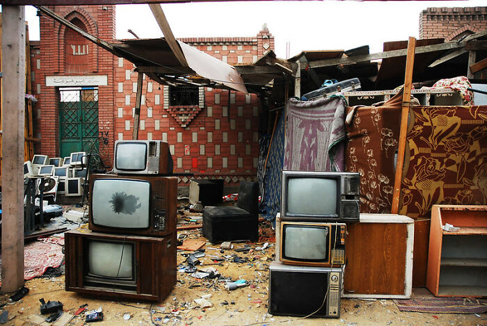 Netizen Wonders "What Is An American Thing But Americans Think Everyone Outside Of America Does It?", Gets 30 Responses