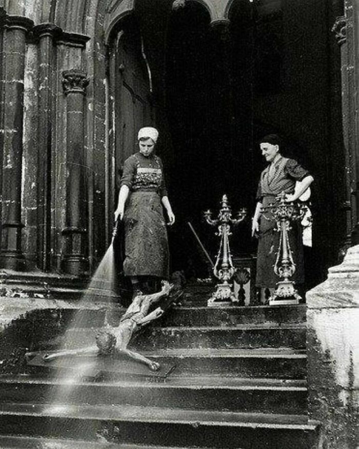 Cleaning Women Washing A Crucifix, 1938