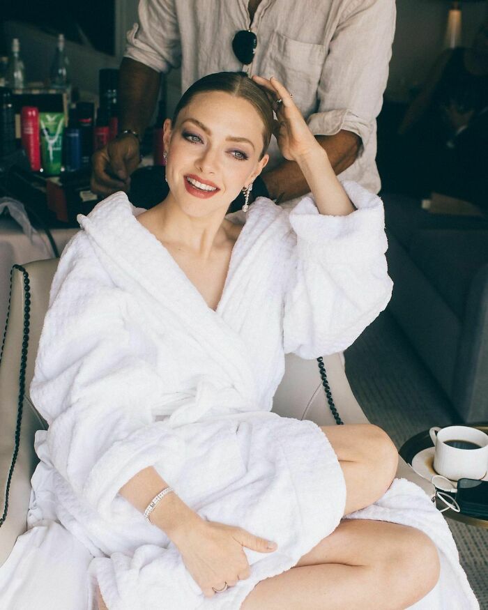 Amanda Seyfried - Incredible Singer And She Loves To Knit And Crochet