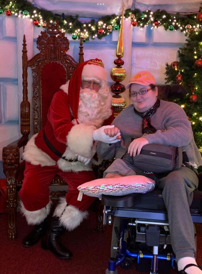 Christmas 2020 - My Sister Insisted That I Get A Picture With “Santa” For My Mum (She Loved It) 