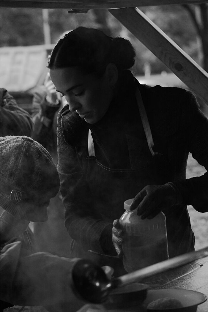 “Comida benéfica sin problemas para ancianos ucranianos” de la serie “Ayudar a los necesitados” por Elmira Sturki