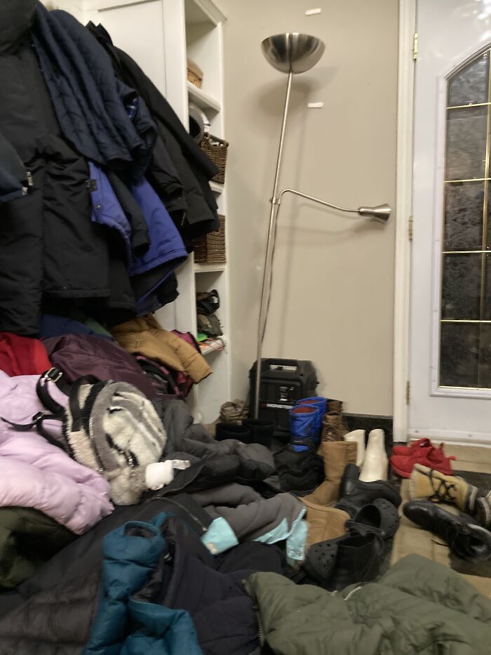 My Cousin Hosted The Christmas Dinner… This Is What Happens When Fifty-Something Family Members Try To Hang Up Their Coats