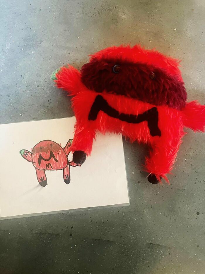 Teacher Goes Viral On Twitter After One Of Her Students’ Dad Posted The Plush Toys She Made Based On The Kids' Drawings (12 Pics)