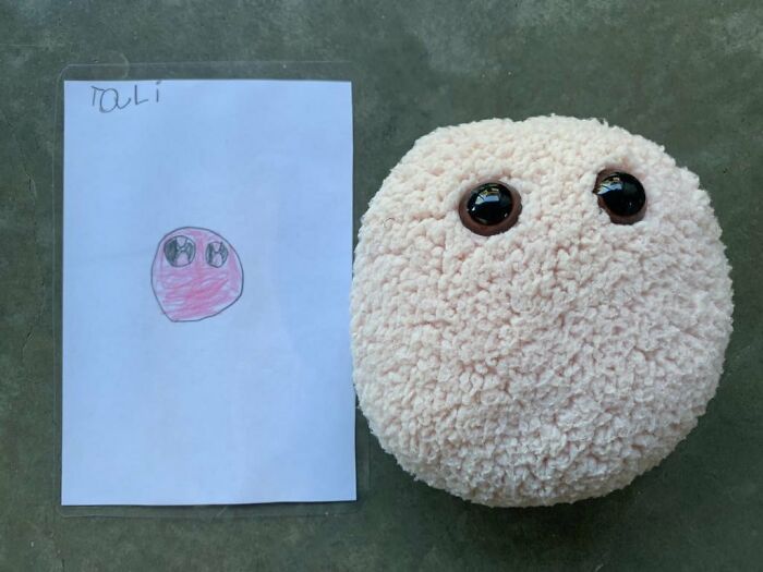 Teacher Goes Viral On Twitter After One Of Her Students’ Dad Posted The Plush Toys She Made Based On The Kids' Drawings (12 Pics)