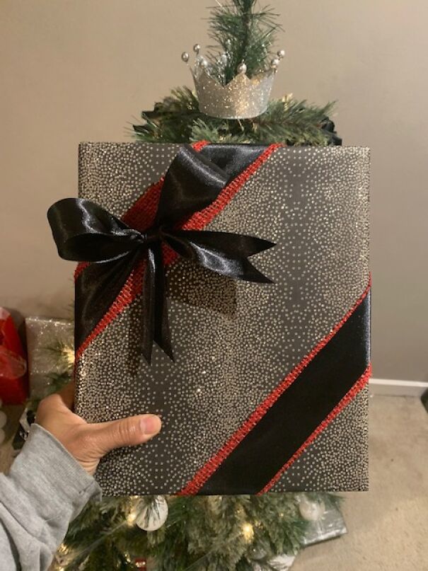 My "Gothic" Themed Christmas Wraps (16 Pics)