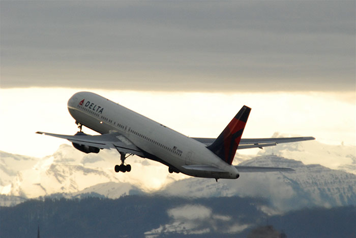 "People Who Work For Airlines, What Are Secrets Passengers Don't Know?" (30 Answers)