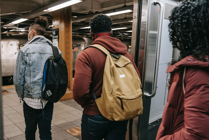 31 Inconsiderate And Disgusting Things People Have No Reason To Do In Public, Yet They Do