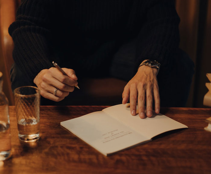 25 Famous Authors Share Their Worst Moments After This New Author Opened Up About How Only 2 People Showed Up To Her Book Signing