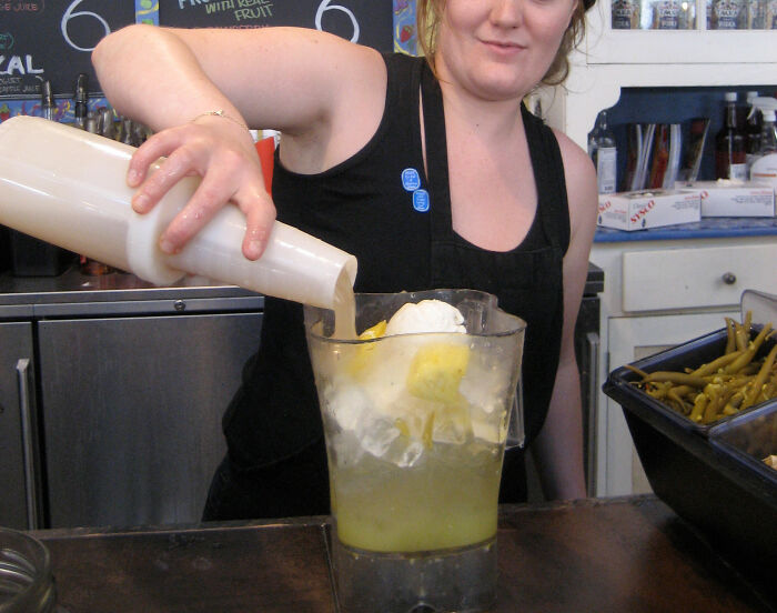 People Are Cracking Up At This Story Of A Bartender Who Accidentally Exposed A Cheating Customer Because Of Her Poor Eyesight People Are Cracking Up At This Story Of A Bartender Who Accidentally Exposed A Cheating Customer Because Of Her Poor Eyesight