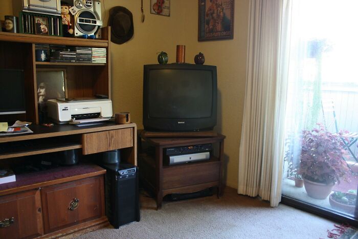 Vintage living room with an old CRT TV, wooden furniture, and nostalgic decor reflecting Gen X memories.