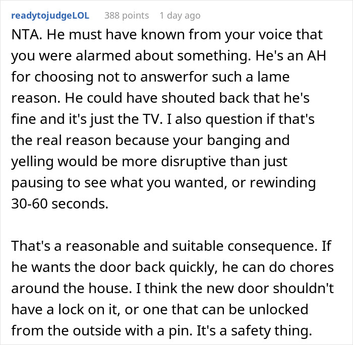 Mother Asks Whether She’s In The Wrong For Removing The Door To Her Son’s Room Indefinitely, The Internet Responds Mother Asks Whether She’s In The Wrong For Removing The Door To Her Son’s Room Indefinitely, The Internet Responds