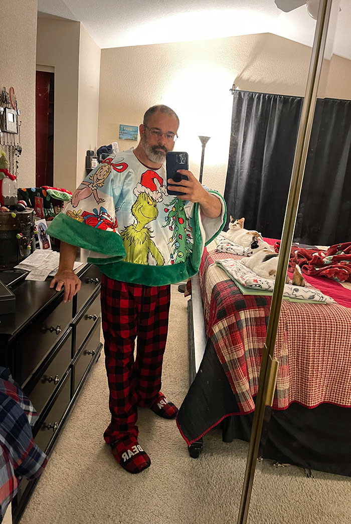 Estoy empezando una nueva tendencia. Me desharé de mis feos suéteres de Navidad e iré con faldas de árbol