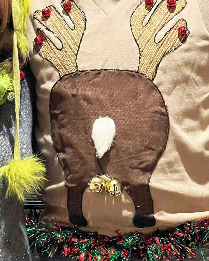 Es la temporada de suéteres feos de Navidad y me encontré con este suéter único de "Jingle Balls" en mi tienda favorita Goodwill. Hecho a mano e hilarante