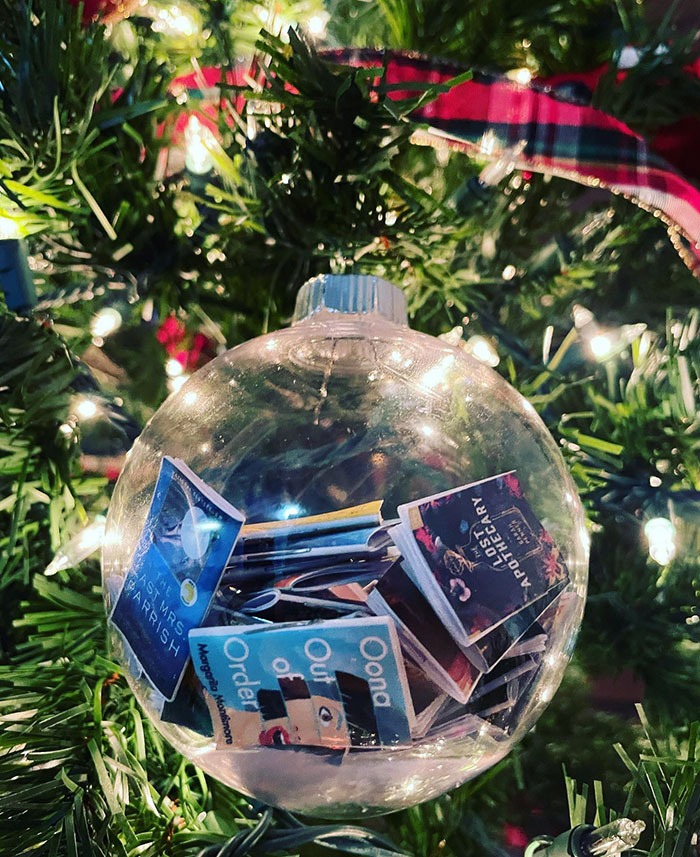 Me estoy volviendo loca por lo bien que salió esto. Es un adorno que hice con todos los libros que leí en 2021 