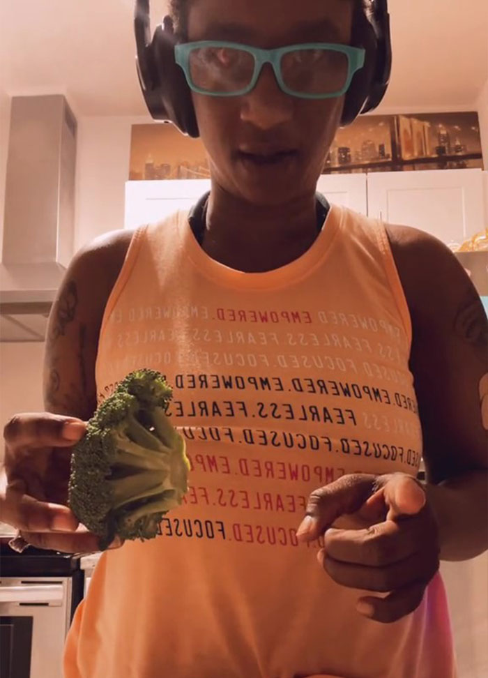 Woman Shares A Shopping Hack Of Cutting Broccoli Stems To Save Money But People Online Respond With Roasts Woman Shares A Shopping Hack Of Cutting Broccoli Stems To Save Money But People Online Respond With Roasts