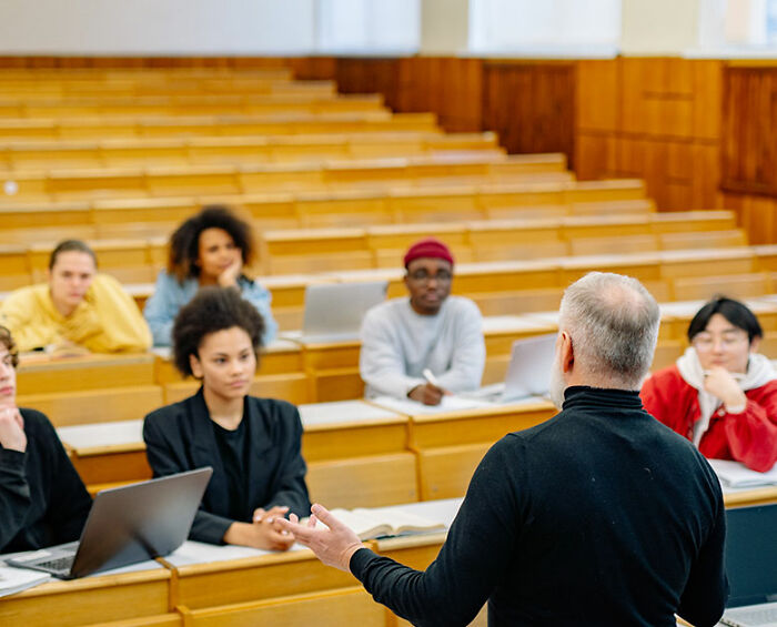 21 Identical Twins Reveal The Most Memorable Times They Switched Places And Fooled Everyone