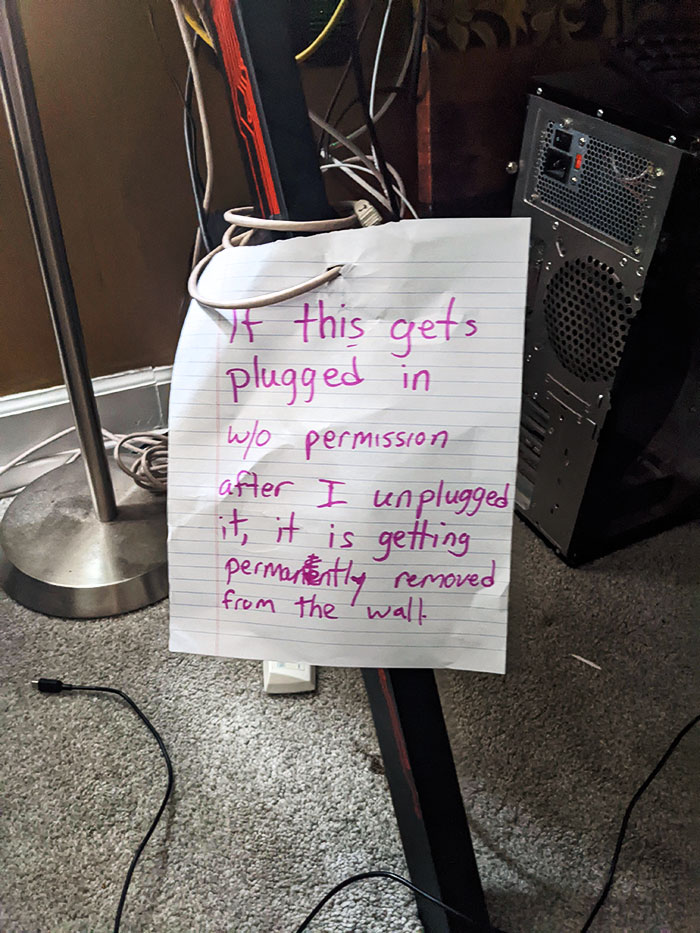 My Dad Randomly Unplugged My Ethernet, And This Is What I Come Back To After I Plug It Back In