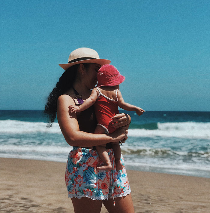 Wife Leaves To Hawaii Without Her Husband Who Wanted To Stay With His Widow Mom, Asks If She's A Jerk Wife Leaves To Hawaii Without Her Husband Who Wanted To Stay With His Widow Mom, Asks If She's A Jerk