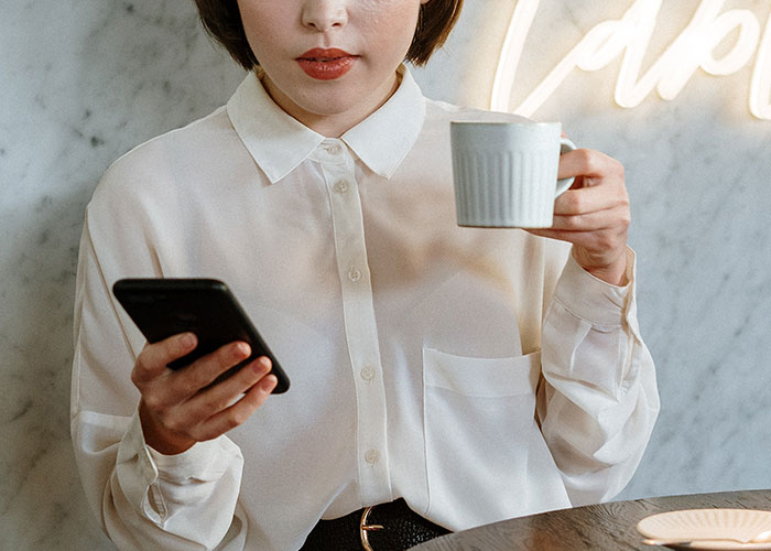Manager Tells Waitress To Leave The New Girl Alone Or She'll Lose Her Tips While She Just Sits On Their Phones, Regrets It When Things Get Out Of Hand