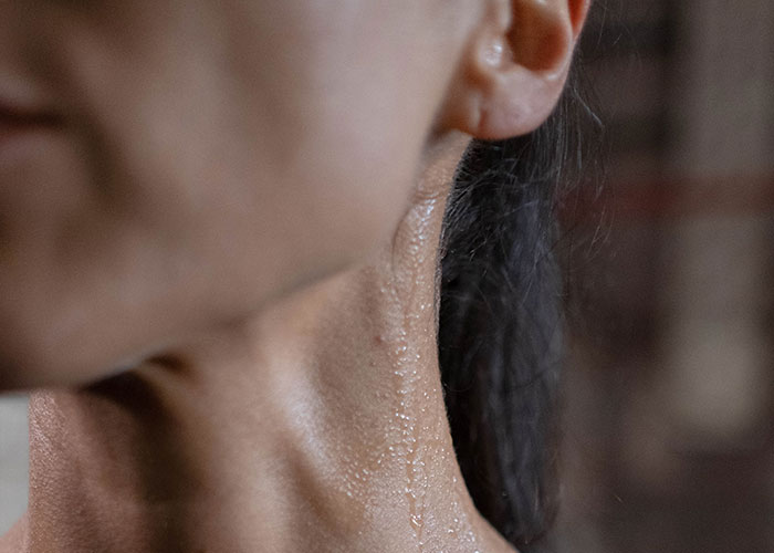 Manager Tells Waitress To Leave The New Girl Alone Or She'll Lose Her Tips While She Just Sits On Their Phones, Regrets It When Things Get Out Of Hand