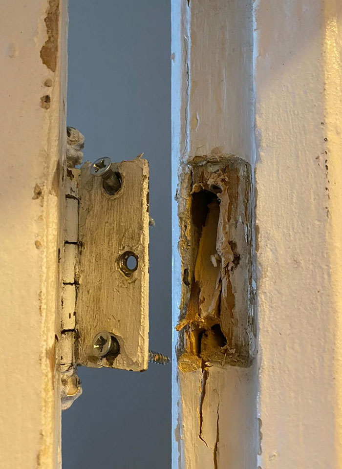 Mother Asks Whether She’s In The Wrong For Removing The Door To Her Son’s Room Indefinitely, The Internet Responds Mother Asks Whether She’s In The Wrong For Removing The Door To Her Son’s Room Indefinitely, The Internet Responds