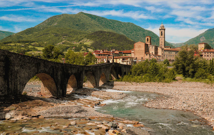 Ponte Gobbo bridge near buildings
