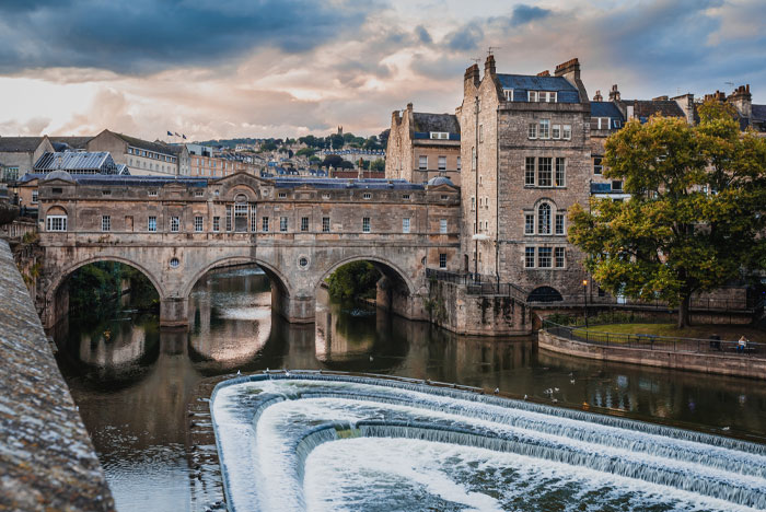 Pulteney bridge near buildings